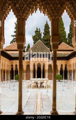 Patio dei leoni (El patio de los Leones) nell'Alhambra, Granada, Spagna Foto Stock