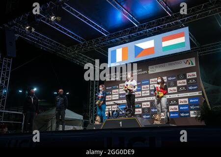 Podio femminile durante la quattro Croce (4X), 2021 MTB Mondiali, 1° posto Michaela HAJKOVA del Cepublic ceco, 2° posto Mathilde BERNARD di Francia, 3° posto Anna Sara ROJAS di Bolivia, Mountain Bike evento il 27 agosto 2021 in Val di Sole, Italia - Foto Olly Bowman / DPPI Foto Stock