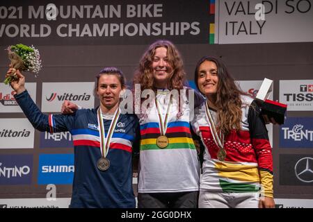 Podio femminile durante la quattro Croce (4X), 2021 MTB Mondiali, 1° posto Michaela HAJKOVA del Cepublic ceco, 2° posto Mathilde BERNARD di Francia, 3° posto Anna Sara ROJAS di Bolivia, Mountain Bike evento il 27 agosto 2021 in Val di Sole, Italia - Foto Olly Bowman / DPPI Foto Stock