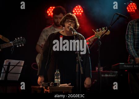 Edimburgo, Scozia. Ven 27 Agosto 2021. La band scozzese ha suonato a mano la loro prima performance full band con un pubblico dal vivo sin dall'inizio della pandemia globale nel marzo 2020. Wired Hand è il progetto del cantautore/cantante Dan Willson, figura di culto nella scena musicale scozzese dal 2009. Ha pubblicato due album molto acclamati, New Gods (2014) e Good News (2009), e sta attualmente lavorando per il suo terzo album completo. Lo spettacolo faceva parte dell'Edinburgh Fringe Festival del 2021 presso la sede di Summerhall. Foto Stock