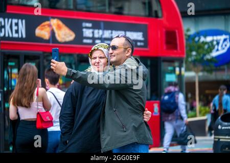 Londra, Regno Unito. 27 ago 2021. Il West End di Londra torna alla vita durante le vacanze scolastiche. Credit: JOHNNY ARMSTEAD/Alamy Live News Foto Stock