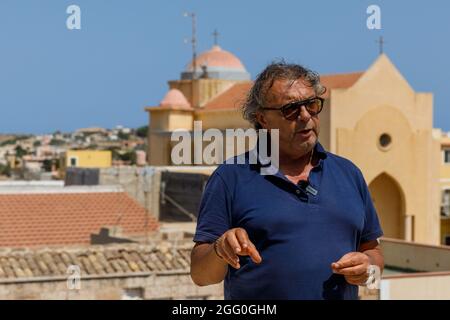 Lampedusa, Italia. 27 ago 2021. Salvatore Martello, Sindaco di Lamoedusa, afferma in un'intervista che i problemi locali della migrazione e dei rifugiati non sono stati affrontati dalle nazioni d'Europa. La piccola isola mediterranea italiana di Lampedusa, a circa 50 miglia di mare dalla Tunisia, è spesso il primo contatto europeo per migranti e rifugiati, ed è stata sommersa da loro a intermittenza. (Foto di John Rudoff/Sipa USA) Credit: Sipa USA/Alamy Live News Foto Stock