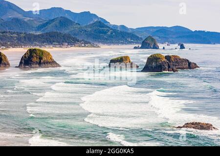 Ecola state Park, Oregon, USA. Cataste di mare e surf all'Ecola state Park sulla costa dell'Oregon. Foto Stock