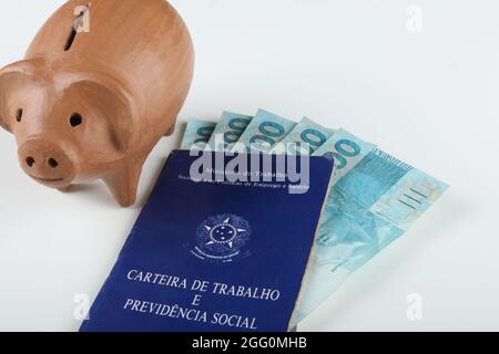 Bahia, Brasile. Agosto 27, 2021. Scheda di lavoro brasiliana e denaro brasiliano. TRADUZIONE: Repubblica Federativa del Brasile, Ministero del lavoro. Record di lavoro bo Foto Stock