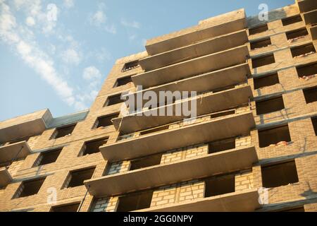 Costruzione di una casa. Edificio a più piani senza rivestimento. Costruzione di un edificio residenziale in Russia. Costruzione di calcestruzzo. Foto Stock