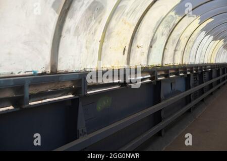 Graffiti sfocati. Vernice sfocata su una superficie in plastica. Vandalismo nel tunnel. Un pedone dipinto che attraversa la strada. Foto Stock