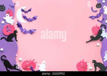 Cute Halloween sfondo con gatti neri kawaii, vivaci pipistrelli di carta viola, zucche rosa, dolci di zucchero e divertenti fantasmi bianchi. Piatto posare su rosa e. Foto Stock