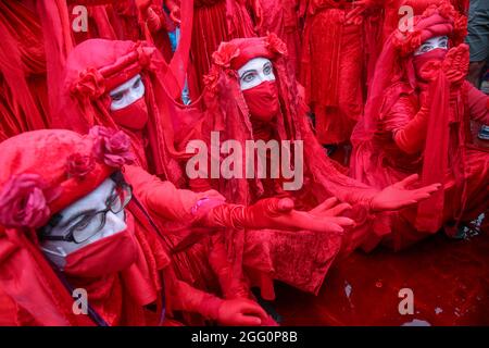 LONDRA, INGHILTERRA - AGOSTO 27 2021, i manifestanti della ribellione di estinzione si svolgono nella marcia Blood Money in Paternoster Square, Londra Foto Stock