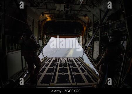 U.S. Air Force staff Sgt. Charles Huber e Senior Airman Jazmyne Lomax, 71st Rescue Squadron loadmasters, chiudere la porta della baia dopo il salto di formazione per il 38th Rescue Squadron, vicino Patrick Space Force base, Florida, 24 agosto 2021. I loadammaasters aiutarono il 38esimo parasessueman RSQ a far cadere CRRC da un HC-130J Combat King II. (STATI UNITI Air Force foto di staff Sgt. Melanie A. Bulow-Gonterman) Foto Stock