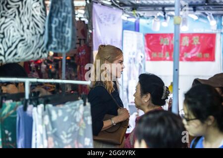 25 agosto 2021, Hong Kong, Hong Kong SAR, Cina: La stella di Hollywood Nicole Kidman ha avvistato a Hong Kong filmando una nuova serie televisiva dopo una reazione recente sopra avere esenzione di quarantena per funzionare nella città.Kidman, Volò a Hong Kong da Sydney con un jet privato e andò direttamente al lavoro filmando nella famosa via fa Yuen della città, conosciuta per il suo mercato notturno, la stella sta filmando una nuova serie Amazon prime Video ''expats, '' .23 Agosto 2021. HKPN (Credit Image: © Jayne Russell/ZUMA Press Wire) Foto Stock