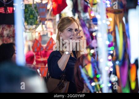 25 agosto 2021, Hong Kong, Hong Kong SAR, Cina: La stella di Hollywood Nicole Kidman ha avvistato a Hong Kong filmando una nuova serie televisiva dopo una reazione recente sopra avere esenzione di quarantena per funzionare nella città.Kidman, Volò a Hong Kong da Sydney con un jet privato e andò direttamente al lavoro filmando nella famosa via fa Yuen della città, conosciuta per il suo mercato notturno, la stella sta filmando una nuova serie Amazon prime Video ''expats, '' .23 Agosto 2021. HKPN (Credit Image: © Jayne Russell/ZUMA Press Wire) Foto Stock