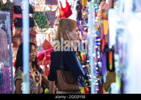 25 agosto 2021, Hong Kong, Hong Kong SAR, Cina: La stella di Hollywood Nicole Kidman ha avvistato a Hong Kong filmando una nuova serie televisiva dopo una reazione recente sopra avere esenzione di quarantena per funzionare nella città.Kidman, Volò a Hong Kong da Sydney con un jet privato e andò direttamente al lavoro filmando nella famosa via fa Yuen della città, conosciuta per il suo mercato notturno, la stella sta filmando una nuova serie Amazon prime Video ''expats, '' .23 Agosto 2021. HKPN (Credit Image: © Jayne Russell/ZUMA Press Wire) Foto Stock