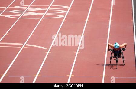 Susannah Scaroni negli Stati Uniti vince l'oro nella finale delle Donne 5000m - T54 allo Stadio Olimpico durante il quarto giorno dei Giochi Paralimpici di Tokyo 2020 in Giappone. Data foto: Sabato 28 agosto 2021. Foto Stock