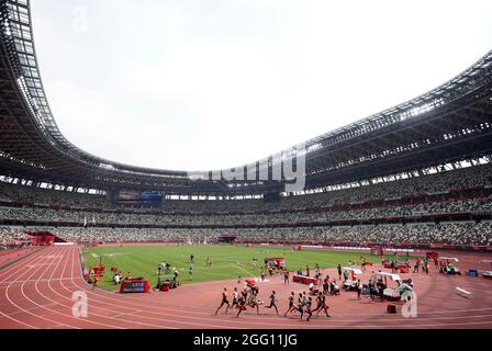 Concorrenti nella finale da uomo 1500m - T46 allo Stadio Olimpico durante il quarto giorno dei Giochi Paralimpici di Tokyo 2020 in Giappone. Data foto: Sabato 28 agosto 2021. Foto Stock