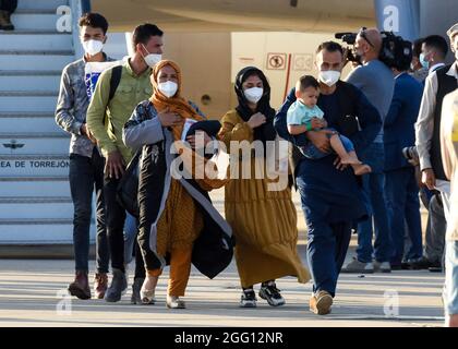 Madrid, Spagna. 27 ago 2021. Le persone evacuate dall'Afghanistan arrivano in un aeroporto militare a Madrid, in Spagna, il 27 agosto 2021. Venerdì il governo spagnolo ha dichiarato di aver concluso la sua operazione per evacuare gli spagnoli e gli afghani che avevano lavorato con le autorità spagnole in Afghanistan. L'ultimo volo spagnolo da Kabul è dovuto atterrare all'aeroporto militare di Torrejon de Ardoz a Madrid venerdì sera, portando il numero di afghani evacuati dagli spagnoli a 2,206, secondo il primo ministro spagnolo Pedro Sanchez. Credit: Gustavo Valiente/Xinhua/Alamy Live News Foto Stock