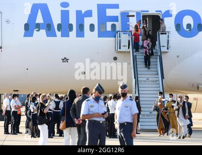 Madrid, Spagna. 27 ago 2021. Le persone evacuate dall'Afghanistan arrivano in un aeroporto militare a Madrid, in Spagna, il 27 agosto 2021. Venerdì il governo spagnolo ha dichiarato di aver concluso la sua operazione per evacuare gli spagnoli e gli afghani che avevano lavorato con le autorità spagnole in Afghanistan. L'ultimo volo spagnolo da Kabul è dovuto atterrare all'aeroporto militare di Torrejon de Ardoz a Madrid venerdì sera, portando il numero di afghani evacuati dagli spagnoli a 2,206, secondo il primo ministro spagnolo Pedro Sanchez. Credit: Gustavo Valiente/Xinhua/Alamy Live News Foto Stock