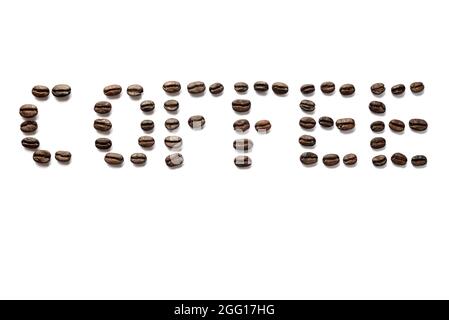 Titolo della parola del caffè scritto con chicchi di caffè isolati su sfondo bianco Foto Stock
