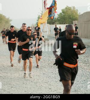 I soldati del 3° Squadrone, 4° Reggimento Cavalleria, 3° Brigata, 25° Divisione fanteria concludono una corsa commemorativa il 11 settembre presso la base operativa diretta Shinwar, Afghanistan. La corsa è in ricordo della tragedia del 9/11 e del coraggio del caduto pompiere di New York Stephen Siller. Foto Stock