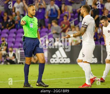 Orlando, Stati Uniti. 27 ago 2021. L'arbitro chiama una penalità per Orlando City durante la partita di calcio della Major League tra Orlando City e Inter Miami all'Explororia Stadium di Orlando, Florida. NESSUN USO COMMERCIALE. Credit: SPP Sport Press Photo. /Alamy Live News Foto Stock