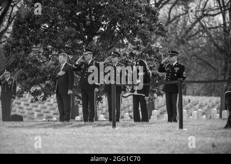 (Da sinistra) Sotto Segretario dell'esercito Ryan McCarthy; Vice Capo di Stato Maggiore dell Esercito gen. James McConville; Sgt. Il Mag. dell'esercito Daniel Dailey; Direttore Esecutivo dell Esercito Nazionale i cimiteri militari Karen Durham-Aguilera; e il Cimitero Nazionale di Arlington arruolati Senior Advisor Master Sgt. Todd Parsons; rendere onori durante la piena onori recinto service per gli Stati Uniti Army Sgt. 1. Classe Mihail Golin, nella sezione 60 di Al Cimitero Nazionale di Arlington, Arlington, Virginia, 22 gennaio 2018. Golin, una 18B delle forze speciali armi sergente assegnato al decimo delle forze speciali Gruppo (Airborne) è morto il 1 gennaio, Foto Stock