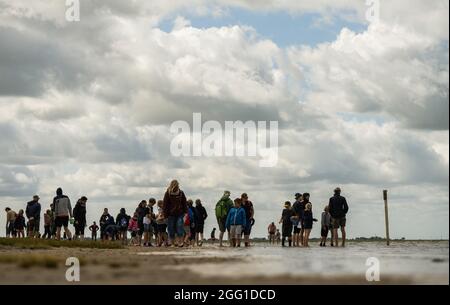 Dangast, Germania. 26 agosto 2021. La gente si trova sulla spiaggia di Dangast. Credit: Mohssen Assanimoghaddam/dpa/Alamy Live News Foto Stock