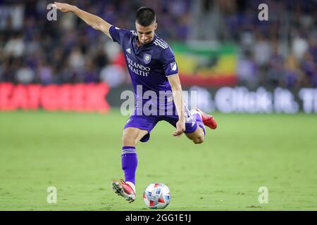 27 agosto 2021: IL difensore di Orlando City JOAO MOUTINHO (4) si prepara a giocare durante la partita di calcio MLS Orlando City vs Inter Miami all'Explororia Stadium di Orlando, Fl il 27 agosto 2021. (Credit Image: © Cory Knowlton/ZUMA Press Wire) Foto Stock