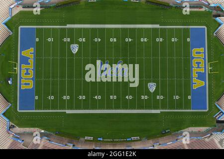 Una vista aerea del logo UCLA Bruins sul campo di calcio Rose Bowl, venerdì 27 agosto 2021, a Pasadena, California Foto Stock