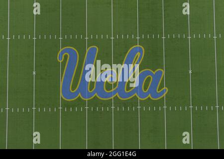 Una vista aerea del logo UCLA Bruins sul campo di calcio Rose Bowl, venerdì 27 agosto 2021, a Pasadena, California Foto Stock