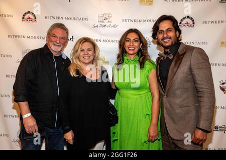 Dwight Little, Sandy Richter Little, Vineesha Arora-Sarin, Amit Sarin partecipa allo Screening speciale di 'tra le montagne' presso i Raleigh Studios di Los Angeles, CA il 27 agosto 2021 Foto Stock