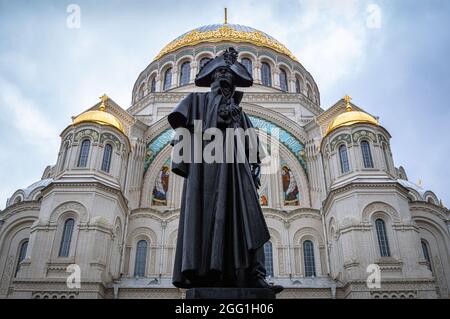 Monumento a Fyodor Ushakov di fronte alla cattedrale navale di San Nicola nella città di Kronstadt. Foto Stock