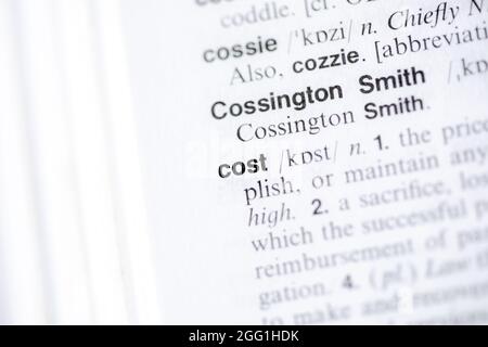 Primo piano della parola costo in English Dictionary Foto Stock
