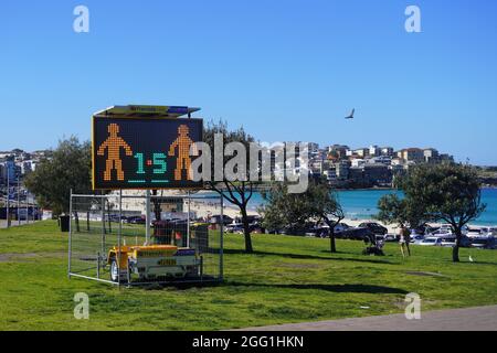 Importante cartello di allontanamento fisico a Bondi Beach Foto Stock