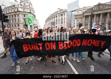 Foto di archivio datata 27/08/21 di manifestanti durante una protesta dei membri della ribellione di estinzione alla Banca d'Inghilterra, nella città di Londra. Nelle due settimane di proteste in tutta la capitale, da parte del gruppo d'azione ambientale Extinction Rebellion, vengono utilizzati 100 striscioni, 300 metri di tessuto e più di 20 litri di vernice. Data di emissione: Sabato 28 agosto 2021. Foto Stock