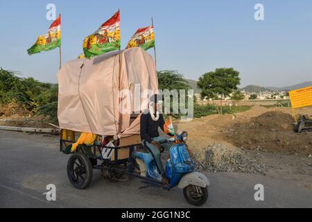 I pellegrini di Ramdevra ad Ajmer vanno alla fiera di Ramdevra, alla quale partecipano centinaia di devoti che vengono in grandi gruppi. Ramdevji fiera e festival è celebrato nel mese di Bhadrapad. È la fiera più importante di Ramdevra, che si trova a 12 km a nord di Pokhran. Questa fiera si svolge per dieci giorni nel mese di agosto e settembre e secondo il calendario indù si celebra dal bhadon sudi 2 al bhadon sudi 11. Molti devoti partecipano alla fiera per rendere omaggio a Baba Ramdev. È anche conosciuto come RAM Shah PIR dai musulmani. (Foto di Shaukat Ahmed/Pacific Press) Foto Stock