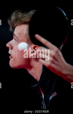 Il giocatore belga di ping-pong Laurens Devos ha illustrato in azione durante una partita di ping-pong tra il belga Laurens Devos e il russo Iurii Nozdrunov, il Foto Stock