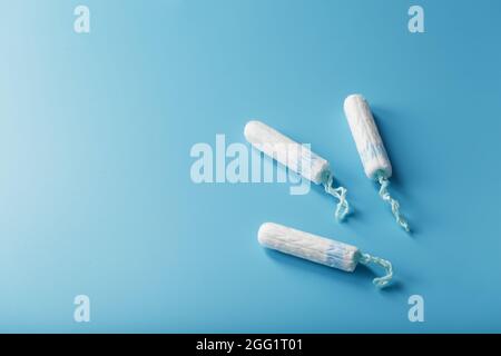 Tamponi ginecologici su sfondo blu, spazio libero Foto Stock