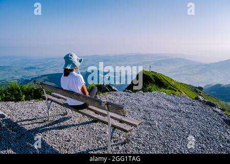 Donna escursionismo in montagna, Schaefler Altenalptuerme cresta montagna swiss Alpstein Alpine Appenzell Innerrhoden Svizzera, cresta ripida della maestosa vetta Schaefler in Svizzera. Foto Stock