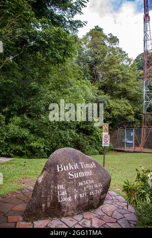 Il Bukit Timah Hill Summit, la collina più alta di Singapore a 163 m. Bukit Timah Forest Reserve conserva una delle poche aree della foresta pluviale primaria. Foto Stock