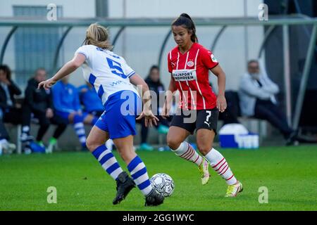 EINDHOVEN, PAESI BASSI - AGOSTO 27: Imre van der Vegt di PEC Zwolle e Naomi Pattiwael di PSV durante la partita di Eredivie pure Energie delle Donne tra PSV e PEC Zwolle al PSV Campus De Herdgang il 27 agosto 2021 a Eindhoven, Paesi Bassi (Foto di Rene Nijhuis/Orange Pictures) Foto Stock