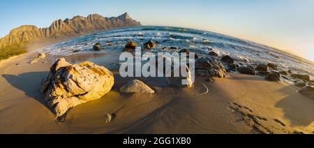 Vista delle montagne di Kogelberg dalla spiaggia di Kogelberg lungo Clarence Drive tra Gordon's Bay e Rooi-Els. Falso alloggiamento. Capo Occidentale. Sudafrica Foto Stock
