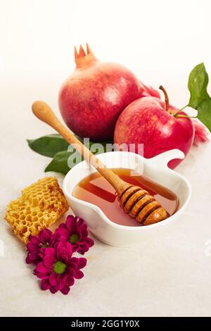 Rosh hashanah, festa ebraica di Capodanno. Concetto di simboli tradizionali o religiosi su sfondo in travertino Foto Stock