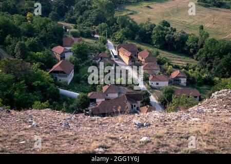 Vista del villaggio Vrmdža nella Serbia orientale Foto Stock