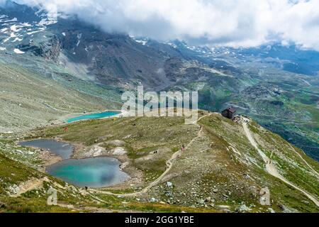 A oltre duemila metri sul livello del mare, le valli del Cervino offrono spettacoli mozzafiato e suggestivi itinerari per trekking undicesimo Foto Stock