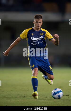 Ivan Ilic (Hellas Verona) durante l'Italian 'srie A match between Hellas Verona 1-3 Inter al Marcantonio Bentegodi Stadium il 27 agosto 2021 a Verona. Credit: Maurizio Borsari/AFLO/Alamy Live News Foto Stock