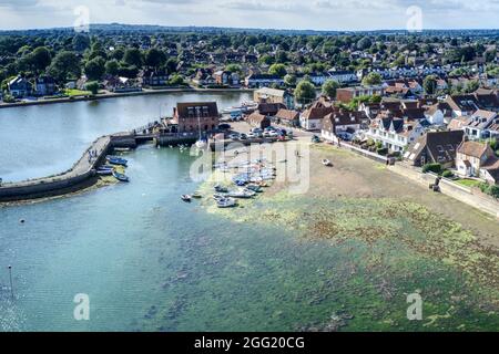 Emsworth Waterfront con piccole barche ancorate nell'estuario dal molo. Foto aerea. Foto Stock