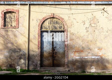 Vecchio edificio con porta e finestra d'epoca. Foto Stock