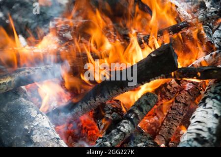 Ciò che rimane dopo che gli effetti di una combustione di legna, ceneri di masterizzazione Foto Stock