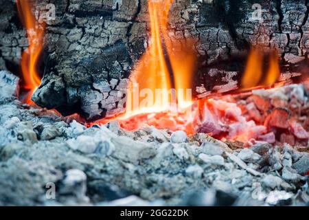 Ciò che rimane dopo che gli effetti di una combustione di legna, ceneri di masterizzazione Foto Stock