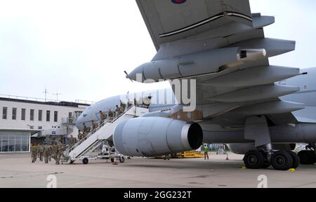 Membri delle forze armate britanniche 16 Air Assault Brigade sbarcare un aereo RAF Voyager dopo l'atterraggio a RAF Brize Norton, Oxfordshire, dopo il loro ritorno dall'aiuto nelle operazioni per evacuare le persone dall'aeroporto di Kabul in Afghanistan. Data foto: Sabato 28 agosto 2021. Foto Stock