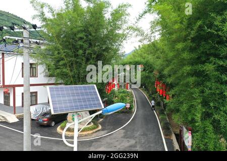 Nanning. 22 luglio 2021. Foto aerea scattata il 22 luglio 2021 mostra una lampada solare alimentata da strada nel villaggio di Maobishan nella contea autonoma di Gongcheng Yao, nella regione autonoma di Guangxi Zhuang della Cina meridionale. Sempre più lampade solari per la strada sono state erette in aree nascoste nelle montagne di Guangxi, illuminando il cielo notturno per le persone che vivono lì. Credit: Yuyuyuyuyuyuyuyuyuyuyuyuyuyuyuy Foto Stock